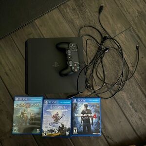 PS4 W/ 3 DISC BUNDLE ✨USED IN GREAT CONDITION✨